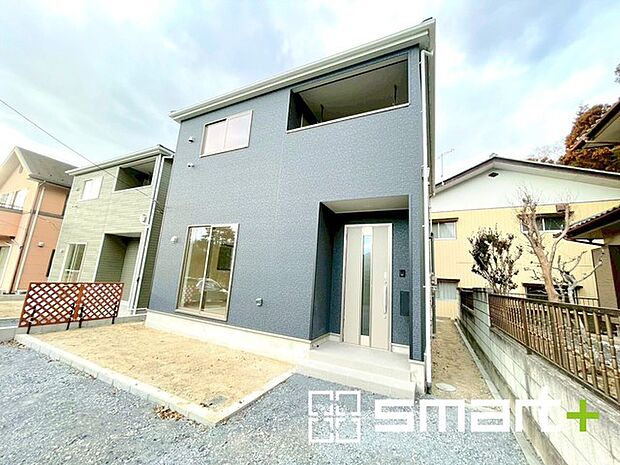 〜お庭もある余裕の敷地〜 ・広々した敷地にはお庭もご用意。お庭があるだけで余裕を感じますね。 ・防草シートや人工芝の敷設などのオプションもお気軽にご相談くださいませ。 