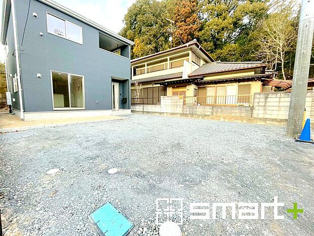 ~ゆとりあるカースペース~ ・セカンドカーや来客時にも困らないカースペース2台分は並列駐車可能でお車の出し入れもラクラク。 ・カーポートなどのオプションもお気軽にご相談くださいませ。