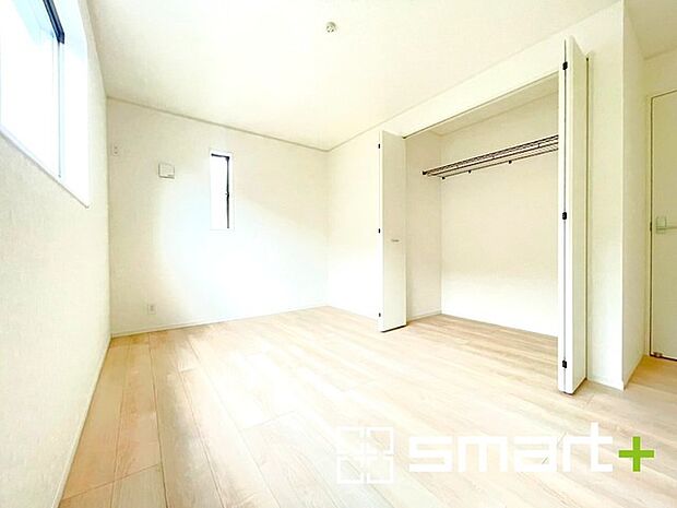 ~2面採光の明るいお部屋~ ・洋室は2面採光とする事で穏やかな陽の入る明るい空間となっております。 ・くつろぎのプライベート時間を明るい空間で穏やかにお過ごしいただけます。