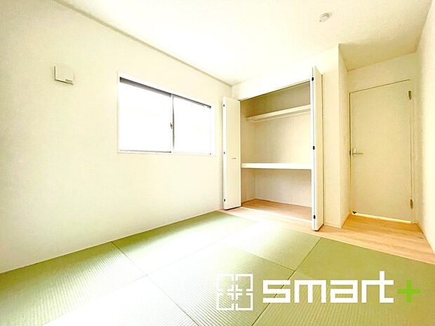 ~居室として使える納戸~ ・独立した居室としてご利用可能な和室は寝室はもちろん、ゲストルームにおお使いいただけます。 ・たっぷりの収納スペース付きなのでお布団などもしまえます。