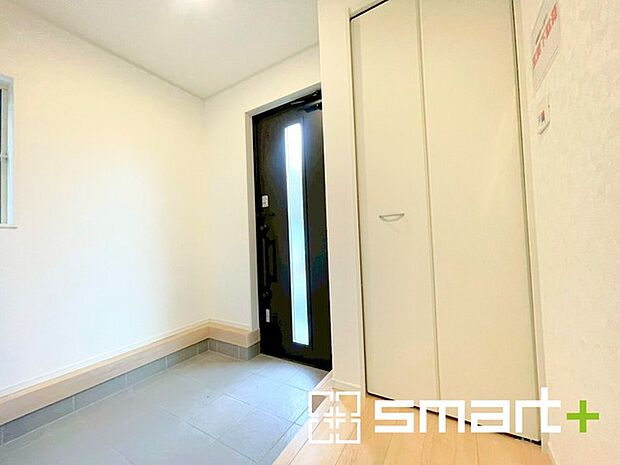 ～穏やかな陽が入る玄関～ ・窓に加えて玄関ドアのガラス部分からも穏やかな陽が入り、明るい玄関になります。 ・備え付けのシューズボックスはたっぷりしまえて玄関がスッキリ片付きますね。