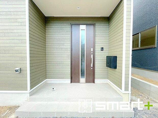 〜お住まいの顔「玄関」〜 ・玄関ドアの上にはもちろん軒がございますので、雨の日でも濡れずに鍵の開閉が可能です。 ・鍵は防犯性に優れたディンプルキーを採用。 