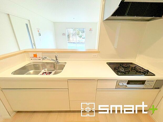 ~人気のカウンターキッチン~ ・キッチンには余計な柱が無いので、リビングが見渡せ開放感のある造りとなっております。 ・蛇口には浄水器が内蔵されるなど機能面でも優れたキッチンです。