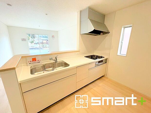 ~使い勝手の良いシステムキッチン~ ・料理がしやすい設計のキッチンでお料理もはかどりますね。 ・もちろんキッチン下部は収納になっておりますので、フライパンなども収納可能です。