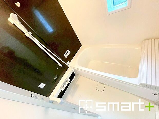 〜暖房乾燥機付きの浴室〜 ・ヒートショック対策にもなる浴室暖房を標準装備。冬場でも暖かくしてからご入浴が可能です。 ・もちろん乾燥機も付いておりますので、雨の日でも洗濯物を干せますよ。 