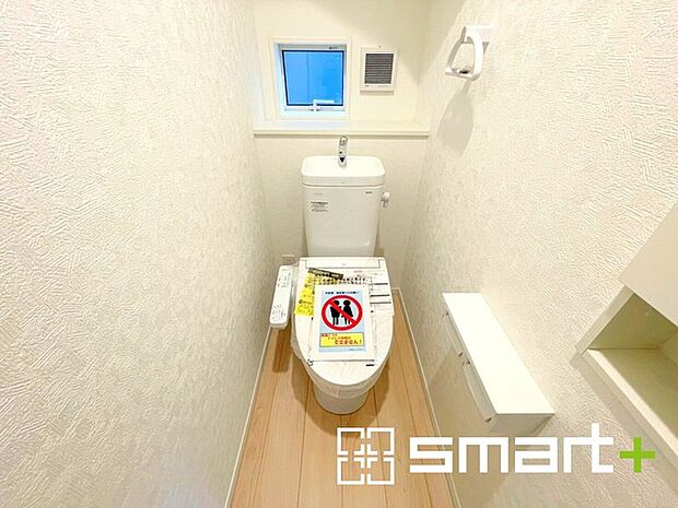 ~窓付きの明るいトイレ~ ・使用後や掃除の際に窓を開ければ、外からの新鮮な空気を取り込み素早く換気ができます。 ・埋め込み収納付きでストックや掃除用具もスッキリ片付きますね。