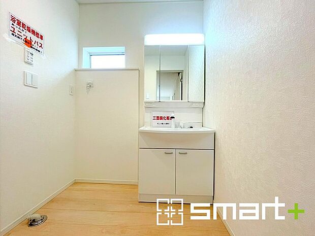 ~人気の三面鏡を採用~ ・洗面台は三面鏡仕様なので鏡の角度を変える事で頭の後ろの方までご確認可能です。 ・鏡の裏が収納になっておりますので、洗面台周りもスッキリと片付きます。