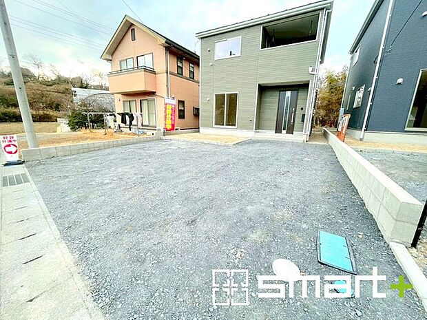 ~ゆとりあるカースペース~ ・セカンドカーや来客時にも困らないカースペース2台分は並列駐車可能でお車の出し入れもラクラク。 ・カーポートなどのオプションもお気軽にご相談くださいませ。