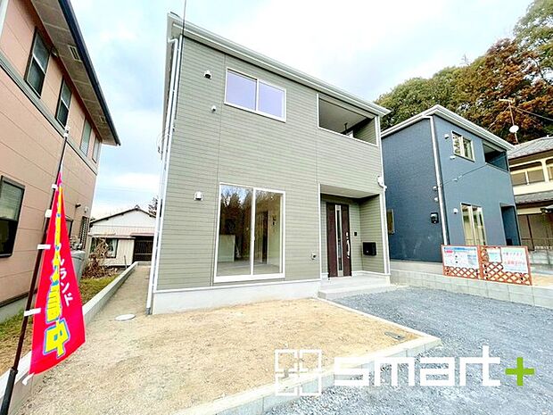 ~お庭もある余裕の敷地~ ・広々した敷地にはお庭もご用意。お庭があるだけで余裕を感じますね。 ・防草シートや人工芝の敷設などのオプションもお気軽にご相談くださいませ。