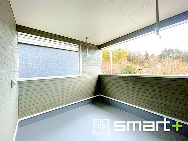 ~屋根付きのバルコニー~ ・バルコニーは屋根付きなので急な雨でも安心です。 ・奥行きもあるので洗濯物が干しやすいのも嬉しいポイントですね。