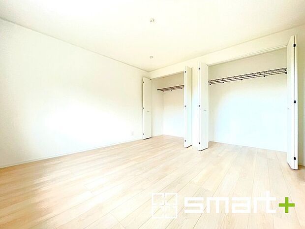 ~バルコニーに面した洋室~ ・バルコニー側の大きな窓から穏やかな陽が差し込む明るい主寝室はゆったり広々8.5帖。 ・大容量の収納スペースで整理整頓しやすく、住空間もスッキリ。