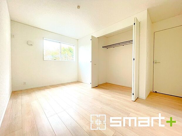 〜明るく暖かな光が差し込む洋室〜 ・窓からたっぷりの光が舞い込み、お部屋全体を優しく包み込んでくれます。 ・ゆとりある広さなので、ご夫婦やご兄弟でもゆったりとお過ごしいただけます。