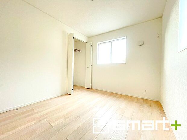 ～収納豊富な洋室～ ・各居室に備え付けの収納をご用意。タンスなどを置く場合と比べ出っ張らないので部屋の中を有効のご活用いただけます。 ・収納の広さなどぜひ現地でご確認くださいませ。 