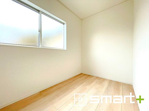 〜便利なランドリールーム〜 ・家事のスペースや室内物干しなどにも便利なランドリールーム。 ・収納としてもお使いいただけます。