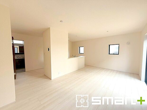 〜窓からはたっぷりの陽光〜 ・たくさんの窓からたっぷりの陽光が差し込む明るいリビングで寛ぎのひと時を。 ・家事をしながらご家族との会話が楽しめる人気のカウンターキッチンも魅力。