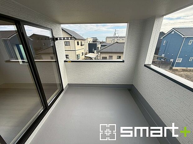 〜屋根付きのバルコニー〜 ・バルコニーは屋根付きなので急な雨でも安心です。 ・奥行きもあるので洗濯物が干しやすいのも嬉しいポイントですね。 