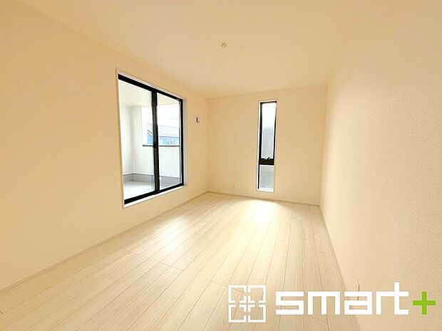 〜バルコニーに面した洋室〜 ・バルコニー側の大きな窓からたっぷりの日差しが舞い込み、お部屋全体を優しく包み込んでくれます。 ・ウォークインクローゼット付で整理整頓しやすく、お部屋も広々使えます。