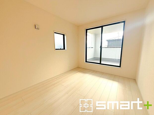 ~明るく暖かな光が差し込む洋室~ ・大きな窓からたっぷりの光が舞い込み、お部屋全体を優しく包み込んでくれます。 ・大容量の収納スペースで整理整頓しやすく、生活空間が広がりますね。