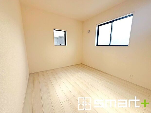 ~2面採光の明るいお部屋~ ・洋室は2面採光とする事で穏やかな陽の入る明るい空間となっております。 ・くつろぎのプライベート時間を明るい空間で穏やかにお過ごしいただけます。