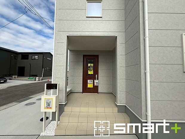 ~お住まいの顔「玄関」~ ・玄関ドアの上にはもちろん軒がございますので、雨の日でも濡れずに鍵の開閉が可能です。 ・鍵は防犯性に優れたディンプルキーを採用。