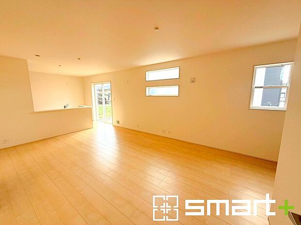 〜日当り良好のＬＤＫ〜 ・たくさんの窓からたっぷりの陽光が差し込む明るいリビングで寛ぎのひと時を。 ・柔らかみのあるナチュラルカラーで、家具やカーテンの色も選びやすいですね。 