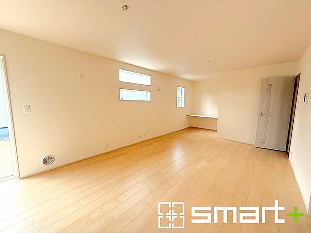 〜窓からはたっぷりの陽光〜 ・穏やかな陽だまりに包まれる居心地の良いＬＤＫは、ご家族が自然と集まる憩いのスペースに。 ・料理と洗濯、片付けなど並行して家事を進める時に便利な回遊動線。 