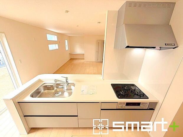 ~人気のカウンターキッチン~ ・キッチンには余計な柱が無いので、リビングが見渡せ開放感のある造りとなっております。 ・蛇口には浄水器が内蔵されるなど機能面でも優れたキッチンです。