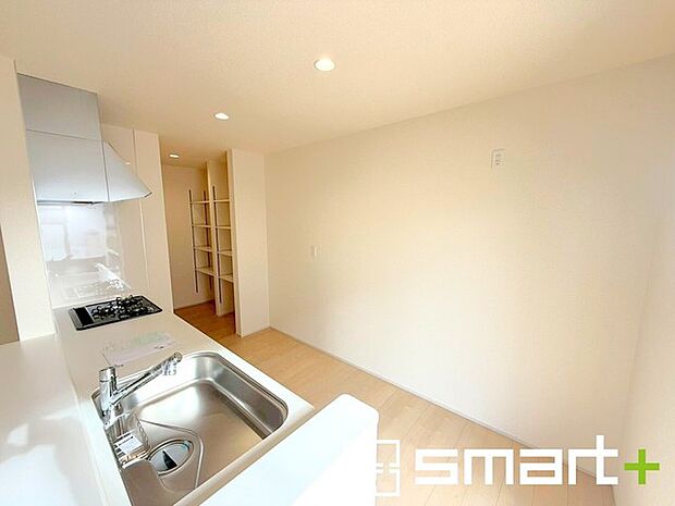 ~あると嬉しいパントリー~ ・キッチン横にはパントリー付。便利な可動棚付きで食材や台所用品のストックもたくさん出来ます。 ・散らかりがちなキッチン周りがスッキリ片付いて毎日の家事も快適。