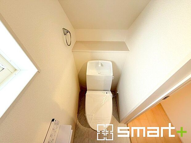 〜小窓付きの明るいトイレ〜 ・使用後や掃除の際には新鮮な空気を取り込み換気ができます。 ・背面のスペースにちょっとした棚を設置すれば、トイレットペーパーのストックなども置けますね。