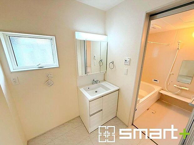 〜明るい洗面スペース〜 ・窓から明るい陽が入り、気持ちよく朝の支度ができますね。 ・使い勝手の良い三面鏡タイプのシャワー付き洗面化粧台。鏡の裏に収納があるので洗面台周りもスッキリ。 