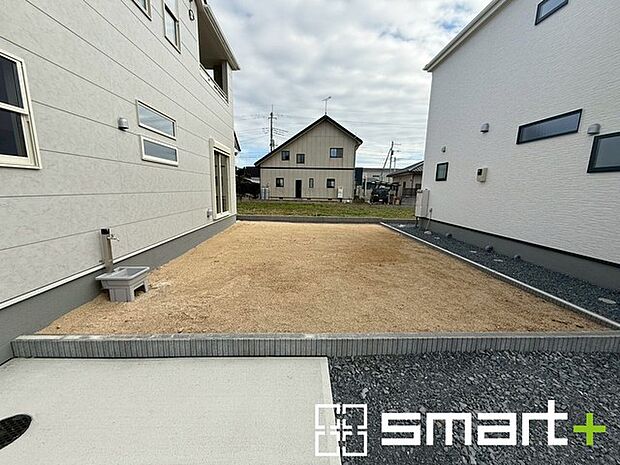 ~お庭もある余裕の敷地~ ・広々した敷地にはお庭もご用意。お庭があるだけで余裕を感じますね。 ・防草シートや人工芝の敷設などのオプションもお気軽にご相談くださいませ。