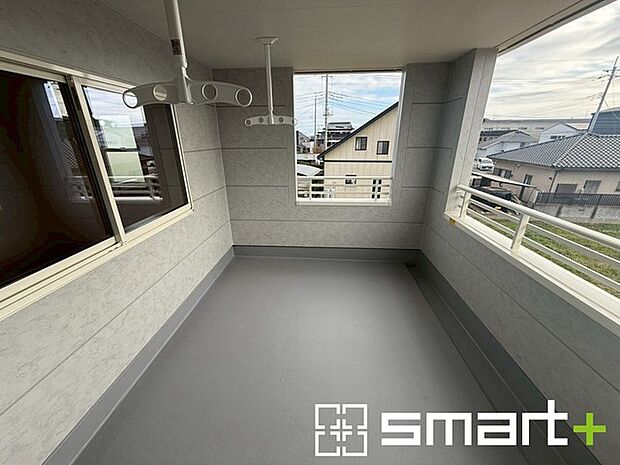 ~屋根付きのバルコニー~ ・バルコニーは屋根付きなので急な雨でも安心です。 ・奥行きもあるので洗濯物が干しやすいのも嬉しいポイントですね。