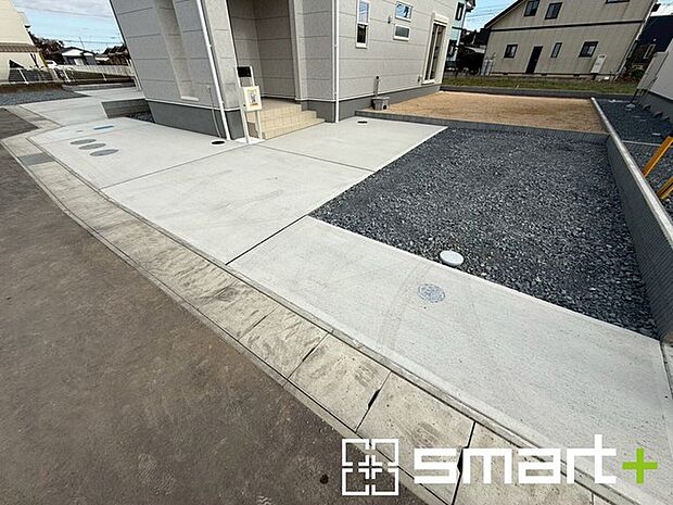 ~ゆとりあるカースペース~ ・セカンドカーや来客時にも困らないカースペース。物置や駐輪スペースなどにも利用できますね。 ・カーポートなどのオプションもお気軽にご相談くださいませ。