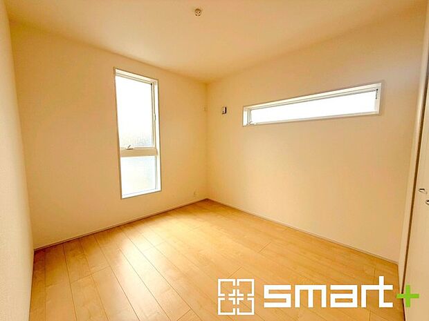 ~収納豊富な洋室~ ・各居室に備え付けの収納をご用意。タンスなどを置く場合と比べ出っ張らないので部屋の中を有効のご活用いただけます。 ・収納の広さなどぜひ現地でご確認くださいませ。