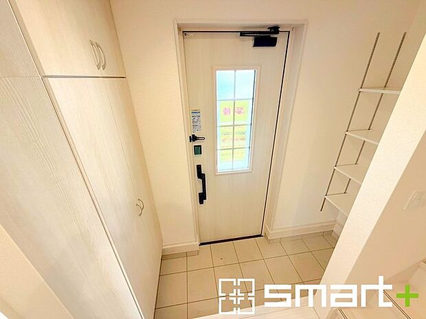 〜ホワイトカラーで統一された玄関〜 ・清潔感のあるホワイトカラーで纏められた玄関は圧迫感もなく広々とした印象に。 ・玄関ドアにガラス部分を設ける事で穏やかな陽の入る玄関になります。 