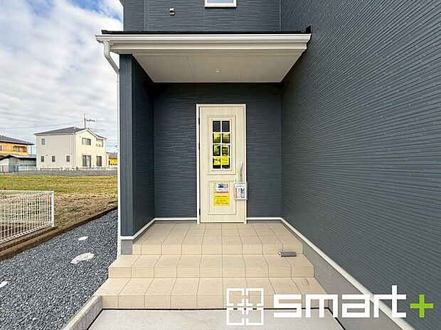 ~デザイン性に優れた玄関~ ・モダンなデザインの玄関ドアを採用する事でお住まいの「顔」の印象が大きく変わります。 ・毎日帰宅した際に嬉しくなる仕様です。