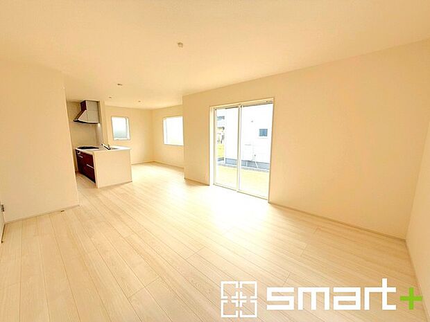 ~穏やかな陽の入るLDK~ ・大きな窓のあるLDKは陽当りも良好で明るい空間となっております。 ・ご家族団らんなど過ごす時間の多いLDKが明るいのは嬉しいポイントですね。