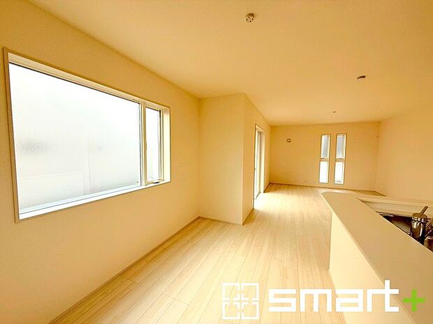 ~日当り良好のLDK~ ・たくさんの窓からたっぷりの陽光が差し込む明るいリビングで寛ぎのひと時を。 ・柔らかみのあるナチュラルカラーで、家具やカーテンの色も選びやすいですね。