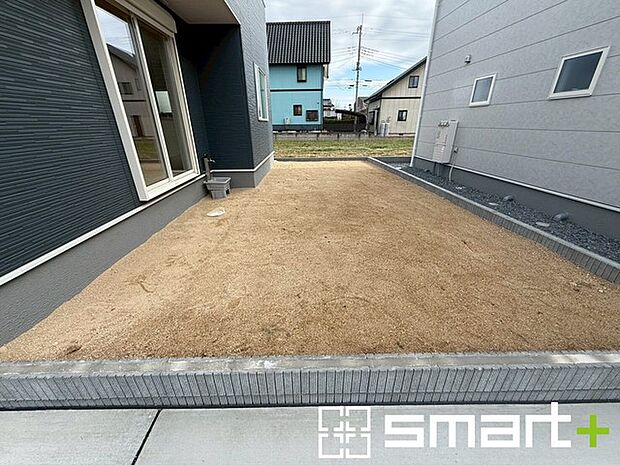 ~お庭もある余裕の敷地~ ・広々した敷地にはお庭もご用意。お庭があるだけで余裕を感じますね。 ・防草シートや人工芝の敷設などのオプションもお気軽にご相談くださいませ。