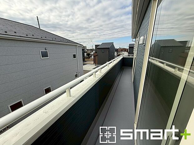 ~洗濯物も干しやすいバルコニー~ ・陽当たり良好な南側のバルコニーは2部屋から出入りができて毎日のお洗濯も快適。 ・テラス屋根等のオプションもお気軽にご相談くださいませ。