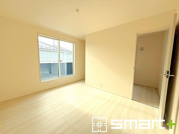 〜バルコニーに面した洋室〜 ・バルコニー側の大きな窓から穏やかな陽が差し込む明るい洋室はウォークインクローゼット付。 ・ゆとりある広さでご夫婦やご兄弟でもゆったりお過ごしいただけます。