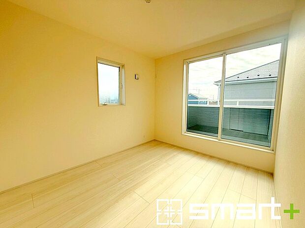 ~2面採光の明るいお部屋~ ・洋室は2面採光とする事で穏やかな陽の入る明るい空間となっております。 ・くつろぎのプライベート時間を明るい空間で穏やかにお過ごしいただけます。