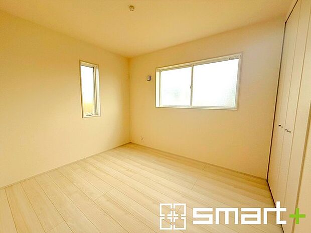 ~収納豊富な洋室~ ・各居室に備え付けの収納をご用意。タンスなどを置く場合と比べ出っ張らないので部屋の中を有効のご活用いただけます。 ・収納の広さなどぜひ現地でご確認くださいませ。