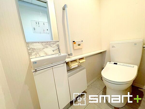 ～やはり便利なタンク式トイレ～ ・最近はタンクレストイレもございますが、タンク式の場合は停電時もお水を流すことが可能。 ・故障時なども比較的費用が安くなるなど、メリットが多くなります。