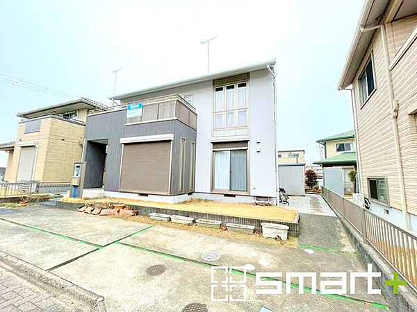 ～閑静な住宅街の立地～ ・周辺は閑静な住宅街となっておりますので、静かな暮らしをご実現いただけます。 ・前面道路の交通量も多くないので、小さなお子様がいるご家庭でもご安心ですね。