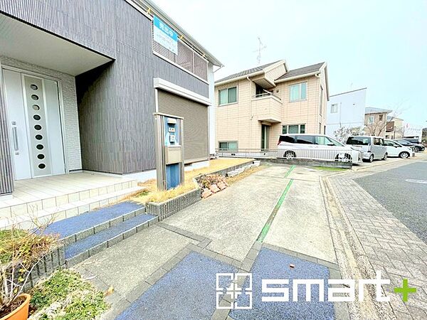 ～駐車場は2台分ご用意～ ・駐車場は2台分ございますので、車通勤の方や複数台お持ちの方にもお勧めのお住まいです。 ・カーポートなどのオプションもお気軽にご相談くださいませ。