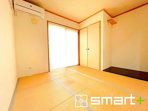 ～「和みの部屋」和室をご用意～ ・ゴロンと寝転がったり、お子様のいるご家庭ではお子様を寝かしつけたり、などご活用いただける和室をご用意。 ・やはり畳の香りは心が落ち着きますね。