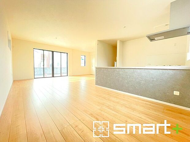 ~余裕の空間が広がるLDK~ ・約23帖あるLDKはご家族団らんのお時間を余裕の広さで演出してくれます。 ・ご内覧の際は家具の配置などもイメージしながらご覧くださいませ。