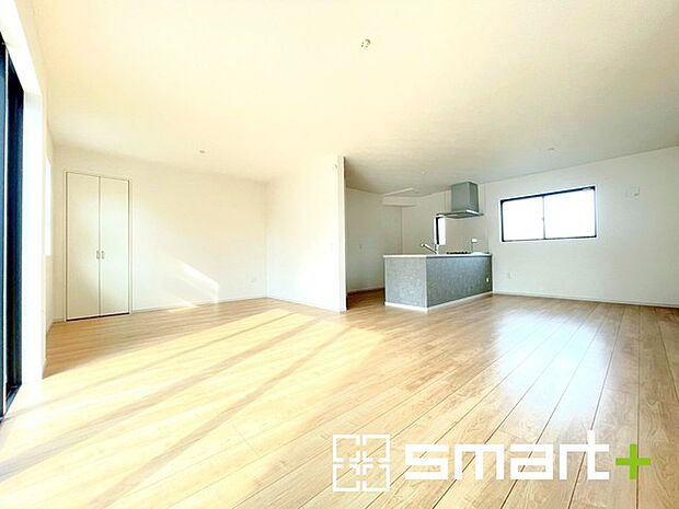 ~ナチュラルな色彩のLDK~ ・自然な風合いの色味で纏められたLDKは家具のコーディネートもしやすくなっております。 ・どんなインテリアにするか、考えるだけでも楽しくなりますね。