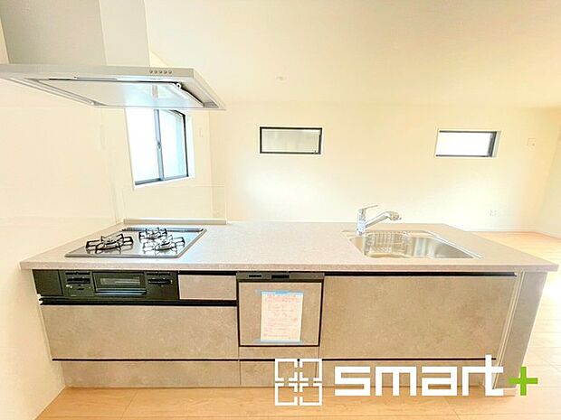 ~人気のカウンターキッチン~ ・キッチンには余計な柱が無いので、リビングが見渡せ開放感のある造りとなっております。 ・蛇口には浄水器が内蔵されるなど機能面でも優れたキッチンです。